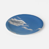 Himmel ist blau und weiße Wolken kommen vorbei Pappteller (Schrägansicht)