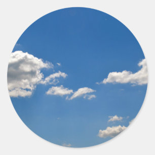 Himmel ist blau und weiße Wolken kommen vorbei Runder Aufkleber