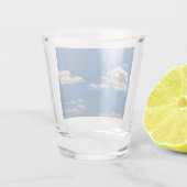 Himmel ist blau und weiße Wolken kommen vorbei Schnapsglas (Rückseite)