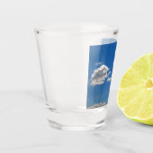 Himmel ist blau und weiße Wolken kommen vorbei Schnapsglas (Links)