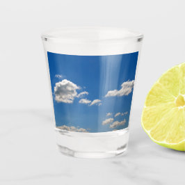 Himmel ist blau und weiße Wolken kommen vorbei Schnapsglas