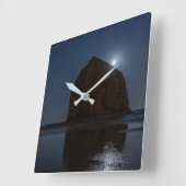 Himmel über dem Haystack Rock | Cannon Beach, Oreg Quadratische Wanduhr (Winkel)