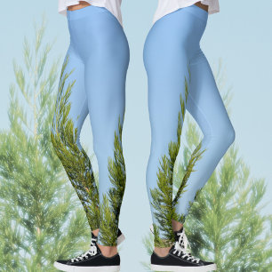 Himmelblau und grüne Kiefern Fotografische Natur C Leggings