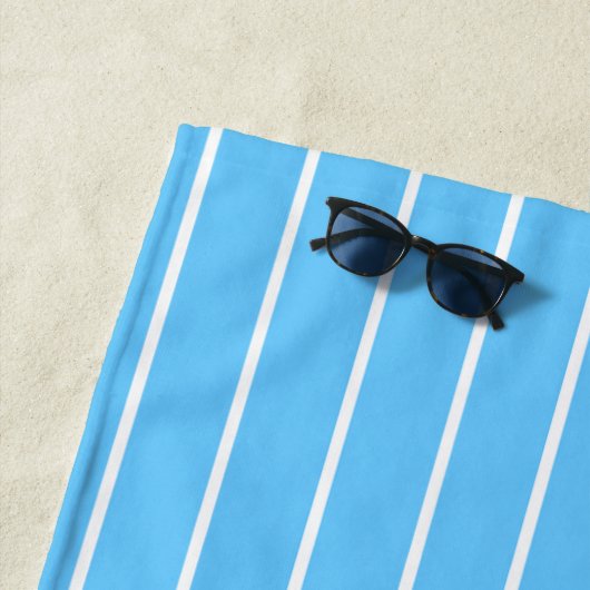 Himmelblau-weiße Sommerstreifen Strandtuch (Beispiel)