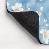 Himmelblaue hübsche weiße Blumen Mousepad (Ecke)
