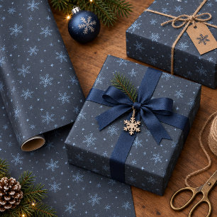 Himmelblaue Schneeflocken auf optionalem Schieferb Geschenkpapier
