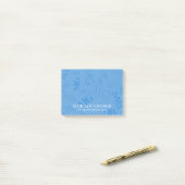 Himmelblaues Vielfaches von Monogrammen mit Ihrem Post-it Klebezettel (Auf Schreibtisch)