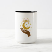 Himmels Hand hält den Mond – Minimalistisches Kosm Zweifarbige Tasse (Mittel)