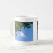 Himmelsansicht mit Baumspitze Kaffeetasse (Vorderseite Links)