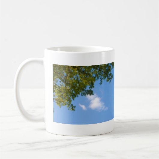 Himmelsansicht mit Baumspitze Kaffeetasse (Links)