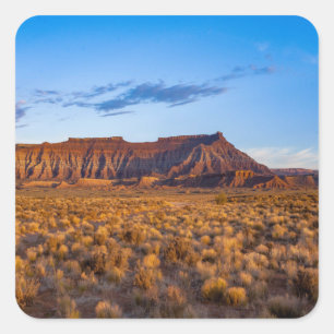 Himmelsblauer bedeckt wunderschönen braunen Hügel Quadratischer Aufkleber