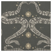 Himmelsschlangen aus dunklem Stoff (Nahaufnahme)