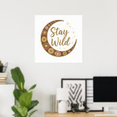 Himmlische Boho-Kunst: Bleib Wild Halbmondbanner Poster (Heimbüro)