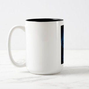 Himmlische mondbeschienene Waldreflexionsästhetik Zweifarbige Tasse