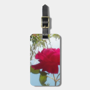 Himmlisches Blut: Eine Rose gegen den Himmel Gepäckanhänger