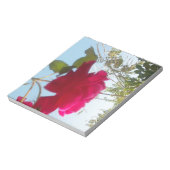 Himmlisches Blut: Eine Rose gegen den Himmel Notizblock (Rotiert)