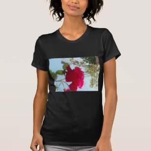 Himmlisches Blut: Eine Rose gegen den Himmel T-Shirt