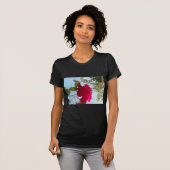 Himmlisches Blut: Eine Rose gegen den Himmel T-Shirt (Vorne ganz)