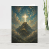 Himmlisches religiöses Kreuz auf einem Berggipfel