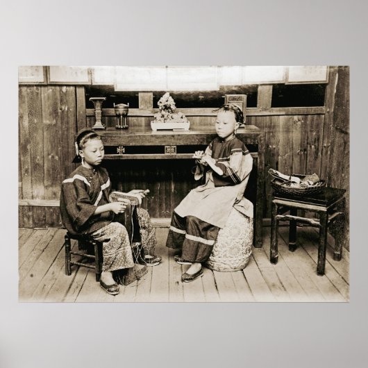 HINGWHA CITY CHINA 1904 FOTO Girls Making Shoes Poster (Vorne)