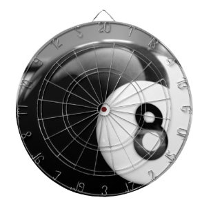 Hinter dem 8-Ball Ball acht Dartscheibe