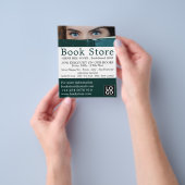 Hinter dem Buch stehende Frau, Buchspeicherwerbung Flyer (Gruppe)