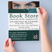 Hinter dem Buch stehende Frau, Buchspeicherwerbung Flyer (Hand)