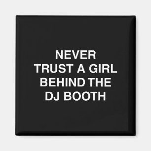 Hinter dem DJ-Pult lustiges Techno-EDM-Festival-Me Magnet