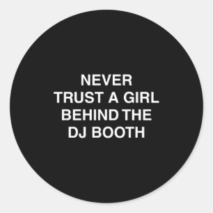 Hinter dem DJ-Pult lustiges Techno-EDM-Festival-Me Runder Aufkleber