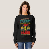 Hinter dem Softball-Player steht ein Vater, der an Sweatshirt (Vorne ganz)
