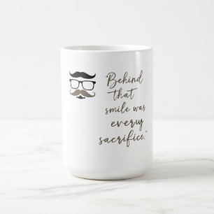 Hinter diesem Lächeln Kaffeetasse