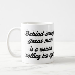 Hinter einem großen Mann lustiges Zitat schwarze T Kaffeetasse