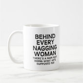 Hinter einer zitternden Frauenarmut Kaffeetasse (Links)