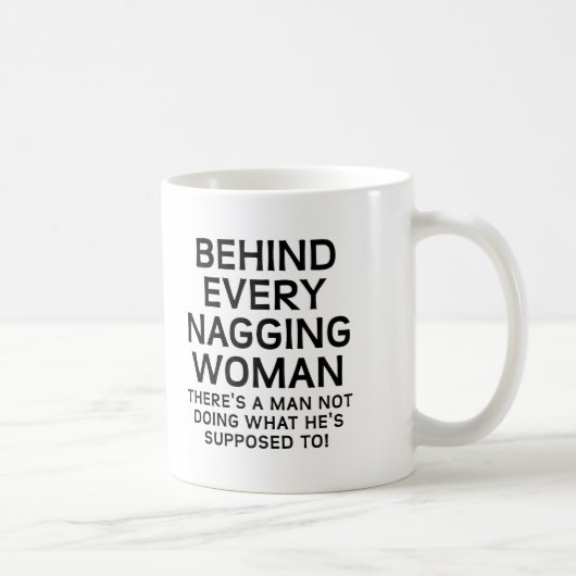 Hinter einer zitternden Frauenarmut Kaffeetasse (Rechts)