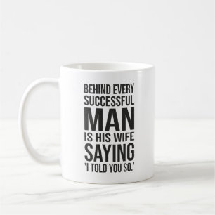 Hinter jedem erfolgreichen Mann steht die Ehefrau, Kaffeetasse