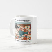 Hinter jedem erzwungenen Lächeln steht ein Nickerc Kaffeetasse (Vorderseite Links)