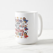 Hinter jedem großartigen Kind steht eine erstaunli Kaffeetasse (VorderseiteRechts)
