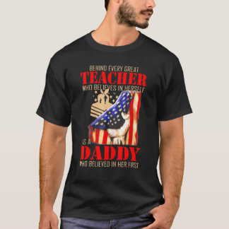 Hinter jedem großartigen Lehrer, der an sich selbs T-Shirt