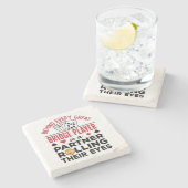 Hinter jedem großen Bridge-Player Funny-Sprichwort Steinuntersetzer (Seitenansicht)