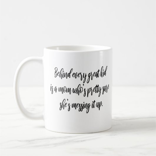 Hinter jedem großen Kind steht eine Mutter Moderne Kaffeetasse (Links)