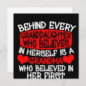 Hinter jeder Enkelin, die an sich selbst glaubt Einladung (Vorne/Hinten)