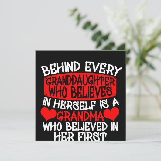 Hinter jeder Enkelin, die an sich selbst glaubt Einladung (Stehend Vorderseite)