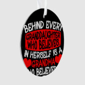Hinter jeder Enkelin, die an sich selbst glaubt Ornament (Vorderseite)