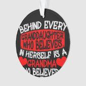 Hinter jeder Enkelin, die an sich selbst glaubt Ornament (Vorderseite)