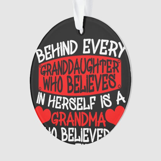Hinter jeder Enkelin, die an sich selbst glaubt Ornament (Vorderseite)