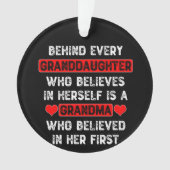 Hinter jeder Enkelin Ornament (Vorderseite)