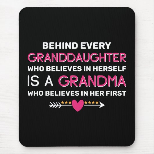 Hinter jeder Enkelin steht eine Oma Mousepad (Vorne)