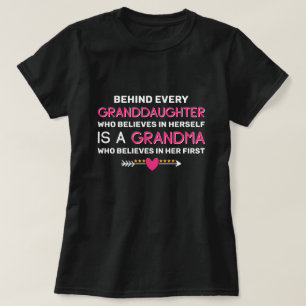 Hinter jeder Enkelin steht eine Oma T-Shirt
