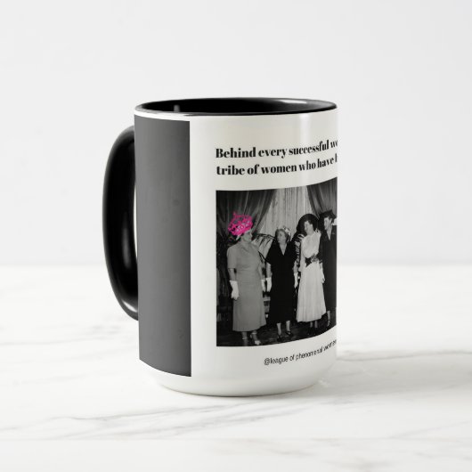 Hinter jeder erfolgreichen Frau ist… Tasse (Vorderseite Links)
