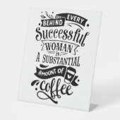 Hinter jeder erfolgreichen Frau steht Kaffee Sockelschild (Vorderseite)